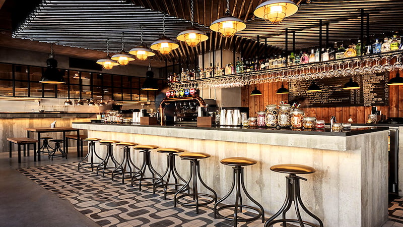 Đèn thả quầy bar là điểm nhấn trang trí cho không gian