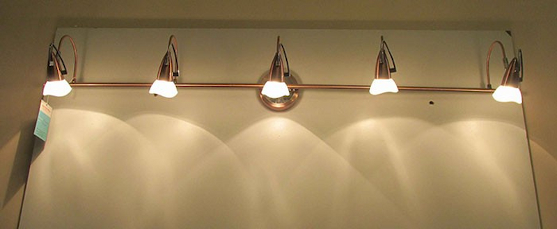 bố trí đèn soi tranh treo tường