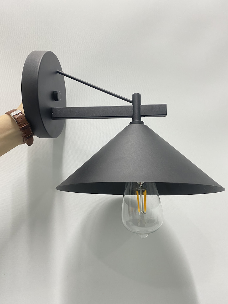 Đèn tường chụp nón màu đen industrial VNT102 