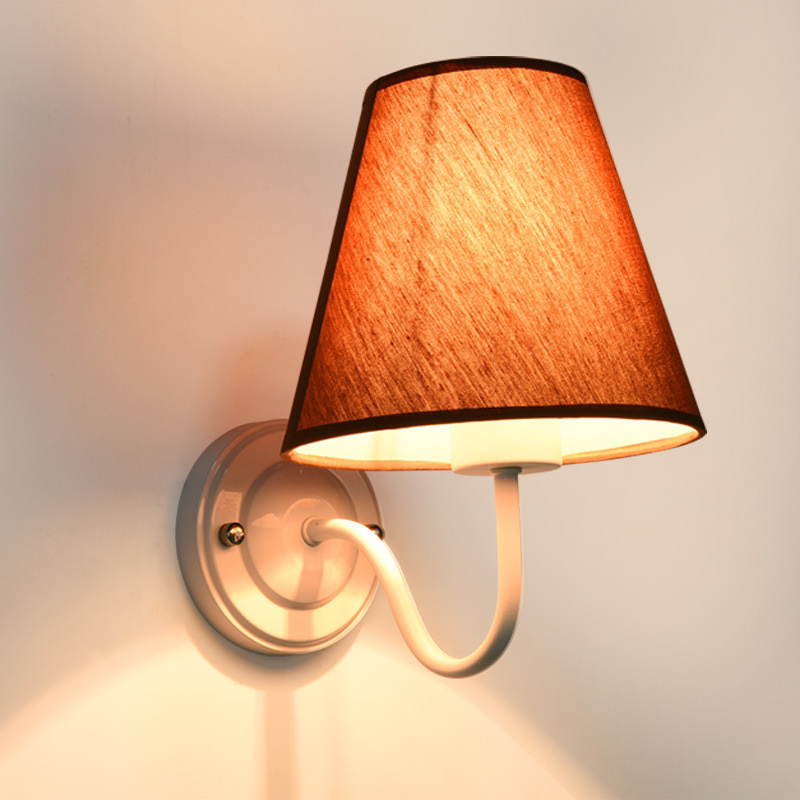 đèn tường chao vải màu nâu trầm