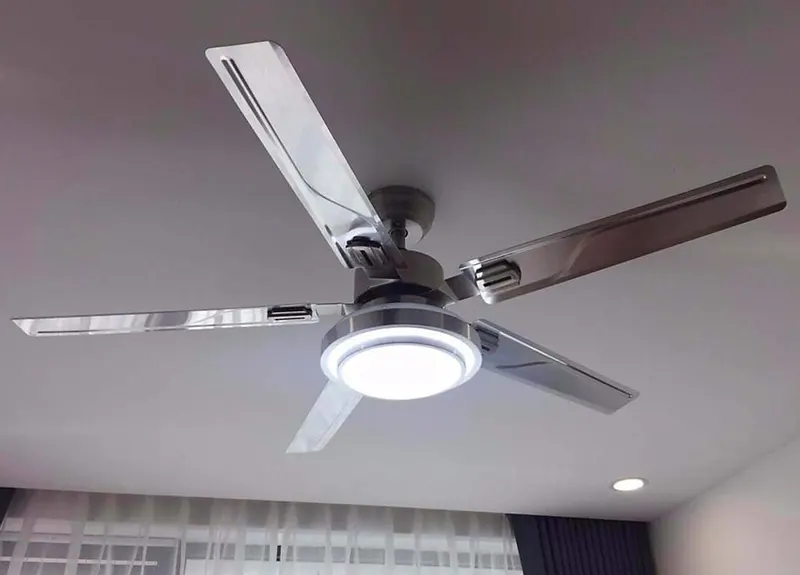quạt trần cánh kim loại