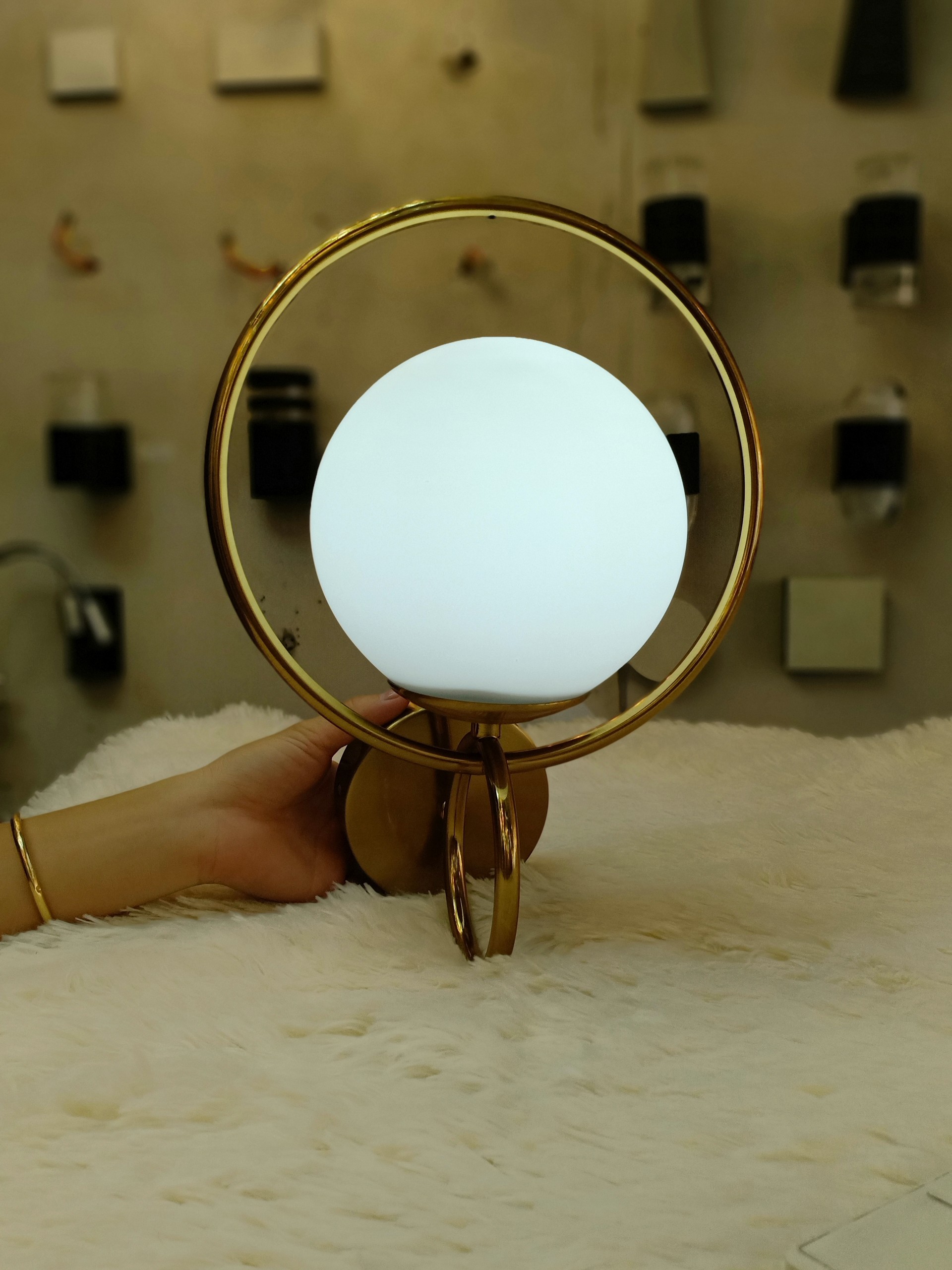 Đèn tường bóng tròn màu vàng gold VK02A